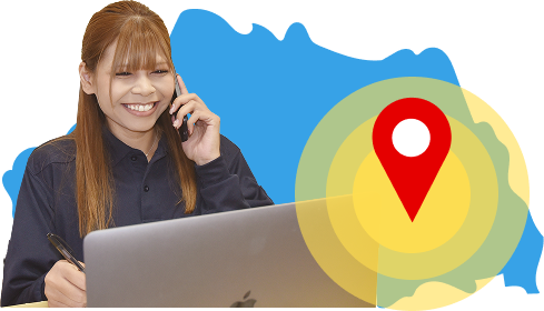 電話対応している女性と埼玉の地図のイメージ