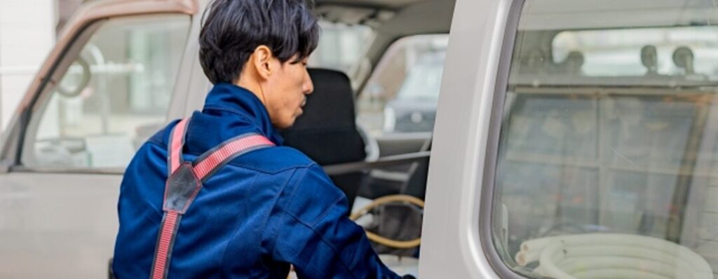 作業車を駐車している写真