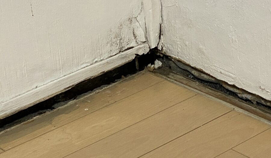 床・壁が損傷している写真