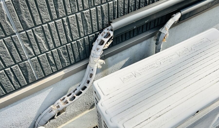 劣化したドレンホースの写真