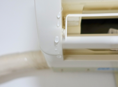 エアコンから水が漏れている様子